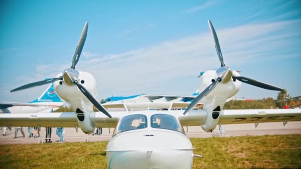 30 Αυγούστου 2019 Μόσχα, Ρωσία: μια εξωτερική έκθεση αεροσκαφών-ένα υδροπλάνο με μπροστινές βαλβίδες — Αρχείο Βίντεο