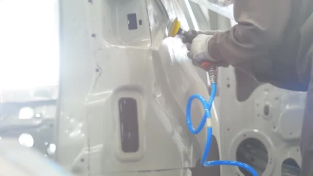 Bir adam bir parlatma aleti ile arabanın parçaları temizlik — Stok video
