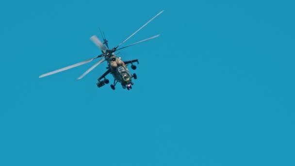 29 Ağustos 2019 Moskova, Rusya: Mavi parlak gökyüzünde uçan bir ordu koyu yeşil kamuflaj boyama helikopteri — Stok video