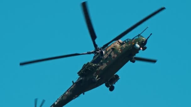 29 augusti 2019 Moskva, Ryssland: en militär mörkgrön kamouflage färg helikopter flyger i den blå ljusa himlen — Stockvideo