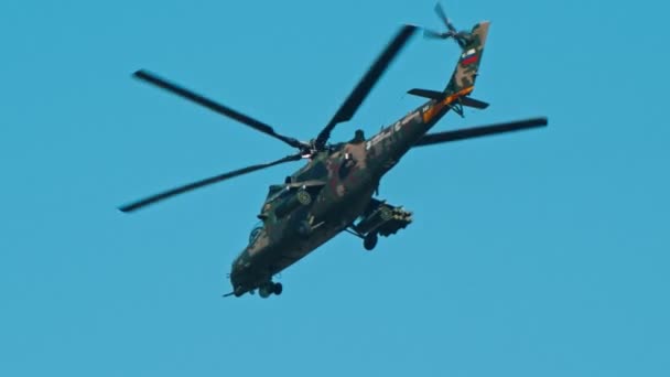 29 augusti 2019 Moskva, Ryssland: en militär mörkgrön kamouflage färg helikopter flyger i den blå himlen — Stockvideo