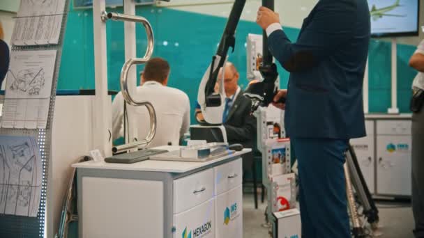 29 AUGUST 2019 MOSCOW, RUSSIA: a man in the suit controls the laser machine - technology exhibition — Stock Video