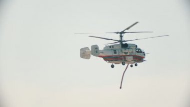 29 Ağustos 2019 Moskova, Rusya: Ateşleme merkezine gökyüzünde uçan bir askeri kurtarma yangın helikopteri