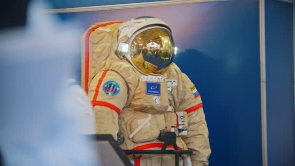 29 AGOSTO 2019 MOSCÚ, RUSIA: Trajes espaciales en la exposición de tecnología aeronáutica — Vídeos de Stock