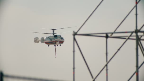 Augusztus 29 2019 Moszkva, Oroszország: egy katonai mentőhelikopter az égen repül — Stock videók