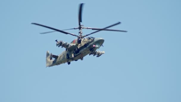 29 augusti 2019 Moskva, Ryssland: en militär ljusgrön kamouflage färg helikopter som flyger upp i den blå himlen — Stockvideo