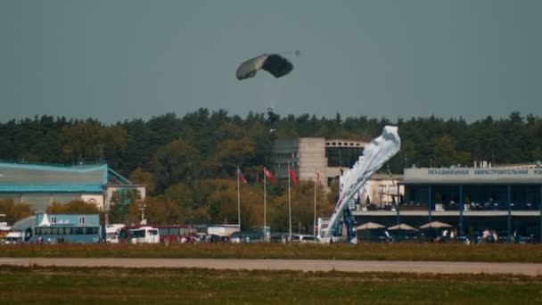 30 августа 2019 МОСКВА, РОССИЯ: Человек с парашютом приземлился на землю — стоковое видео