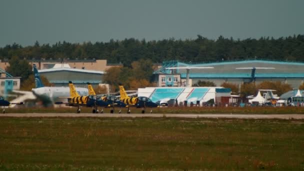 30 augustus 2019 Moskou, Rusland: reactieve jets opstijgen de landingsbaan-Baltische bijen Jet team — Stockvideo