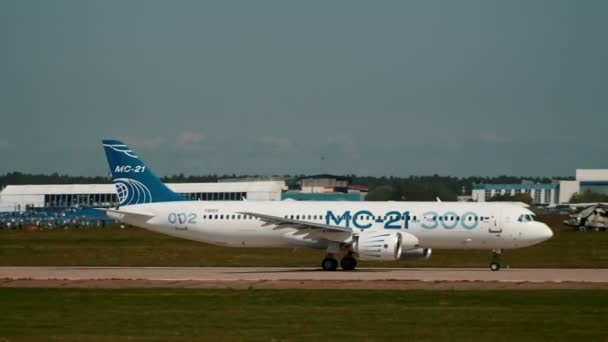 30 AGOSTO 2019 MOSCÚ, RUSIA: Un gran avión de pasajeros MC-21 300 despegando de la pista — Vídeos de Stock