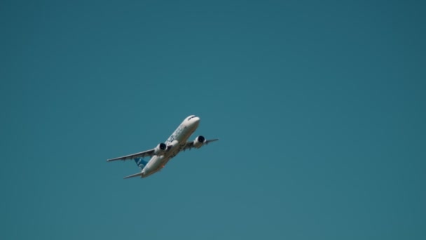 30 AGOSTO 2019 MOSCÚ, RUSIA: Un gran avión de pasajeros MC-21 300 volando en el cielo — Vídeo de stock