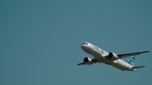 30 августа 2019 г. Москва, Россия: Большой пассажирский самолет МС-21 300, летящий в глубоком голубом небе — стоковое видео