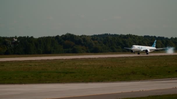 30 augustus 2019 Moskou, Rusland: een groot passagiersvliegtuig MC-21 300 landing op de landingsbaan — Stockvideo