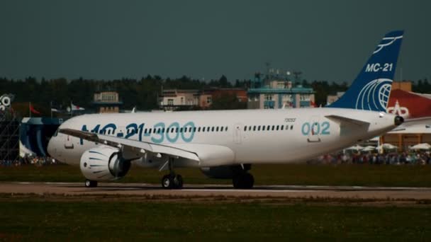 30 AUGUST 2019 MOSCOW, RUSSIA: A big passenger airplane MC-21 300 landing on the runway and slows down the speed — Stock Video