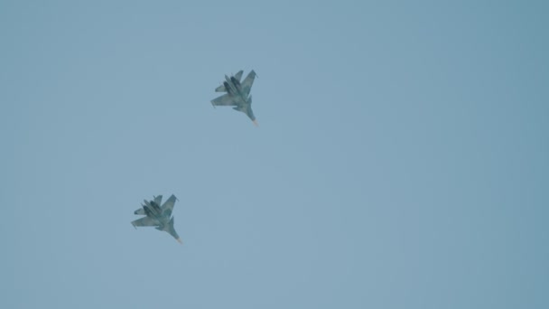 30 augusti 2019 Moskva, Ryssland: blå reaktiva jets flyger i klar himmel — Stockvideo