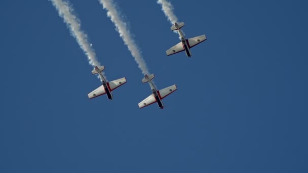 29 sierpnia 2019 Moskwa, Rosja: trzy samoloty wojskowe synchronicznie pływające w błękitne niebo i wykonywania pętli pozostawiając dym znaków — Wideo stockowe