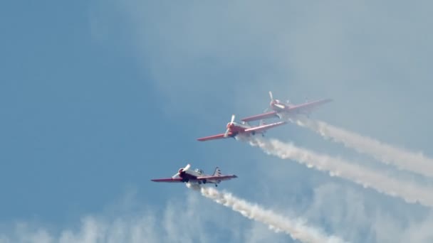 29 AGOSTO 2019 MOSCOW, RÚSSIA: Três jatos militares voando sincronicamente no céu azul e realizando um show deixando marcas de fumaça — Vídeo de Stock