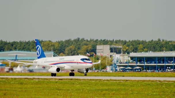 30 AGOSTO 2019 MOSCÚ, RUSIA: Un gran avión de pasajeros está despegando de la pista - Sukhoi Superjet100 — Vídeos de Stock