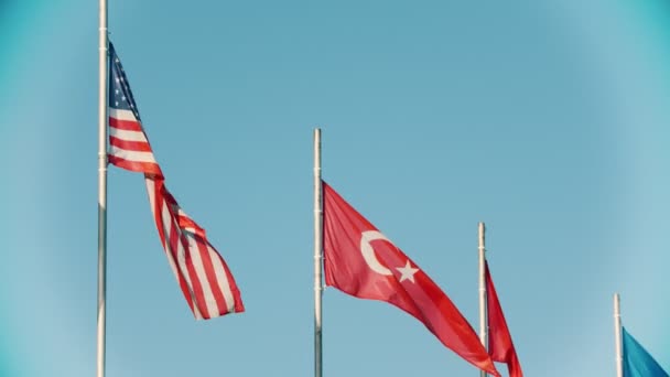 Flags of USA and Turkey blowing in the wind — Stock Video