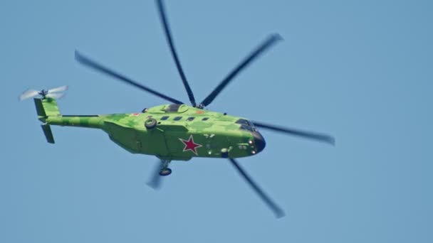 29 AGOSTO 2019 MOSCÚ, RUSIA: Un helicóptero militar verde brillante con estrella roja en la parte inferior volando en el cielo azul — Vídeos de Stock