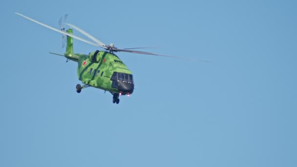 29 августа 2019 г. Москва, Россия: Армия ярко-зеленого вертолета с красной звездой на дне, летящей в небе — стоковое видео