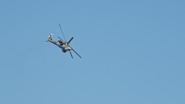 29 AGOSTO 2019 MOSCÚ, RUSIA: Un helicóptero militar verde claro con cuchillas delgadas volando en el cielo — Vídeo de stock