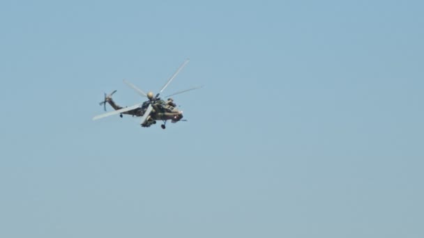 29 augusti 2019 Moskva, Ryssland: en ljusgrön militär helikopter med tunna blad som flyger i den blå himlen — Stockvideo