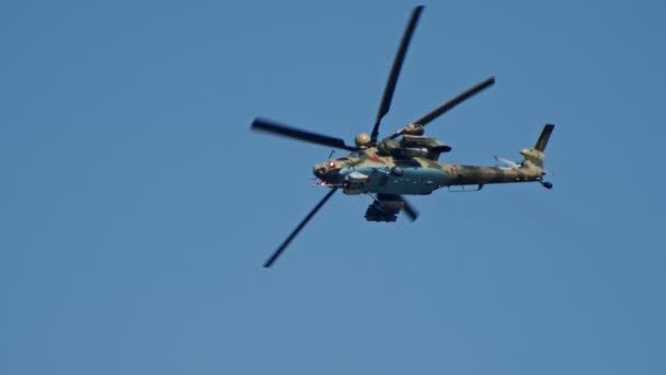 29 AGOSTO 2019 MOSCÚ, RUSIA: Un helicóptero militar de camuflaje verde claro con pequeñas estrellas rojas en el cuerpo volando en el cielo despejado — Vídeo de stock