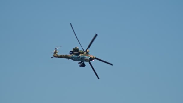 29 AGOSTO 2019 MOSCÚ, RUSIA: Un helicóptero militar de camuflaje verde claro con pequeñas estrellas rojas en el cuerpo volando en el cielo azul — Vídeo de stock