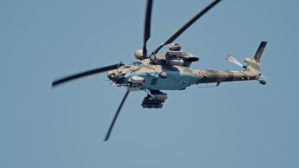 29 augustus 2019 Moskou, Rusland: een helikopter in volledige Armor en munitie aan de zijkanten vliegen in de lucht — Stockvideo