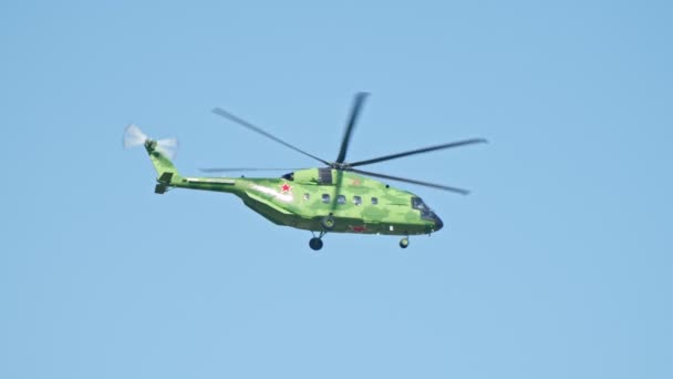 Augusztus 29, 2019 Moszkva, Oroszország: egy katonai világoszöld helikopter, vörös csillag a corpus repülő az égen — Stock videók