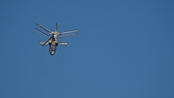 29 Agosto 2019 MOSCOW, RÚSSIA: Um helicóptero militar de camuflagem verde desbotado voando no céu azul profundo claro — Vídeo de Stock