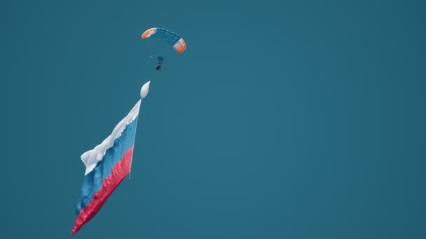 30 AGOSTO 2019 MOSCÚ, RUSIA: Un paracaidista volando en el aire con bandera rusa — Vídeo de stock