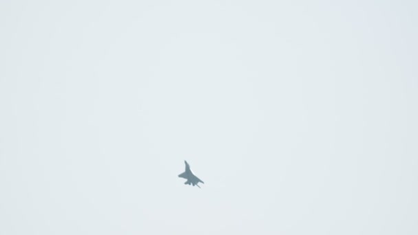 30 августа 2019 г. МОСКВА, РОССИЯ: Светло-голубой реактивный истребитель, летящий в пасмурном небе - представление — стоковое видео