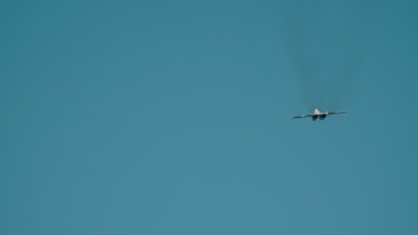 30 AGOSTO 2019 MOSCÚ, RUSIA: Un avión de combate reactivo blanco volando en el cielo azul brillante — Vídeos de Stock