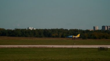 30 Ağustos 2019 Moskova, Rusya: Parlak askeri jet piste iniş - baltık arıları jeti