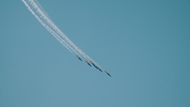 30 AOÛT 2019 MOSCOU, RUSSIE : Une équipe de jets réactifs survole le ciel et réalise un spectacle - laissant des traces de fumée - une équipe de jets d'abeilles balistiques — Video