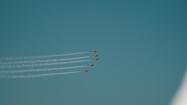 30 augusztus 2019 Moszkva, Oroszország: Bright csapat reaktív fúvókák repül fel az égen, és elvégzi a show-Leaving füstjelek-Balti méhek Jet csapat — Stock videók