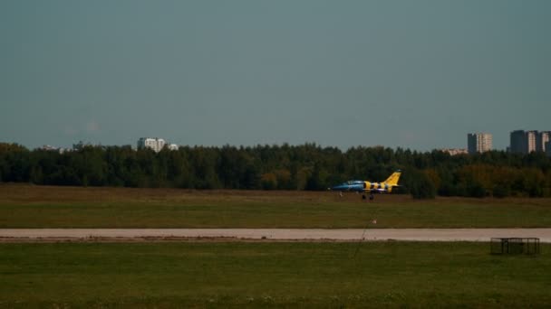 30 августа 2019 г. МОСКВА, РОССИЯ: Яркий военный реактивный самолет приземлился на взлетно-посадочную полосу - Балтийский пчелиный реактивный самолет — стоковое видео