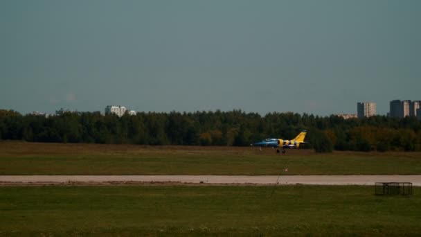 30 augusti 2019 Moskva, Ryssland: Bright militär Jet landning på landningsbanan-Baltic Bees Jet — Stockvideo