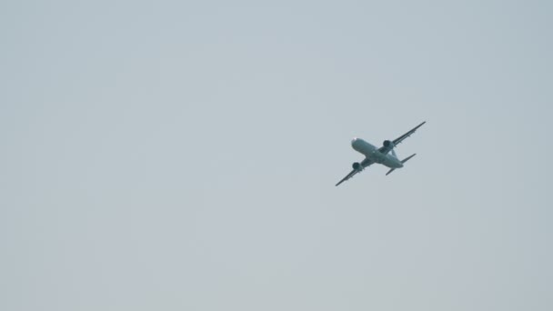 30 AGOSTO 2019 MOSCÚ, RUSIA: Un gran avión de pasajeros MC-21 300 volando en el cielo nublado — Vídeos de Stock