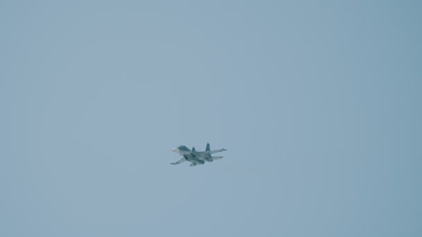 30 AUGUST 2019 MOSCOW, RUSSIA: A light blue reactive fighter jet flying in the blue sky - performing a show — Stock Video