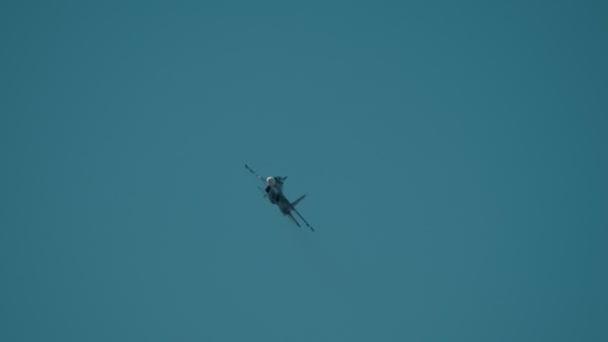 30 AGOSTO 2019 MOSCÚ, RUSIA: Una silueta de un jet militar volando en el cielo azul profundo — Vídeos de Stock
