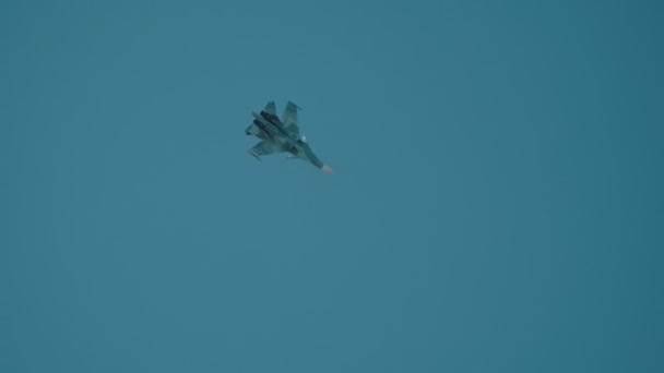 30 augustus 2019 Moskou, Rusland: een licht blauwe camouflage reactieve Fighter Jet vliegen in de blauwe hemel-het uitvoeren van een show — Stockvideo