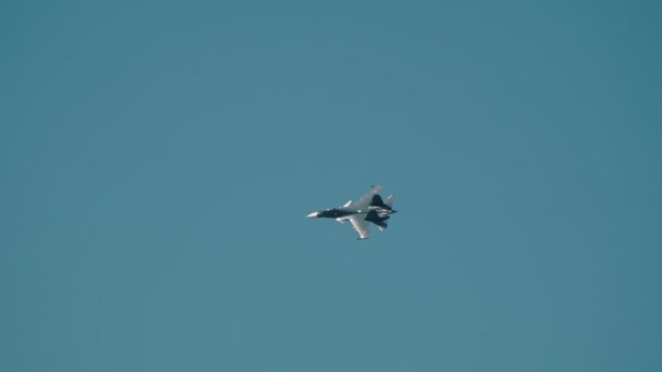 30 AGOSTO 2019 MOSCOW, RÚSSIA: Forças Aéreas da Rússia - Um jato de caça reativo azul claro voando no céu azul - realizando um show — Vídeo de Stock