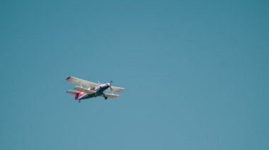 30 Ağustos 2019 Moskova, Rusya: Rus Hava Kuvvetleri - Mavi berrak gökyüzünde uçan ön pervaneli bir uçak - Ew - 537cd Borisfen