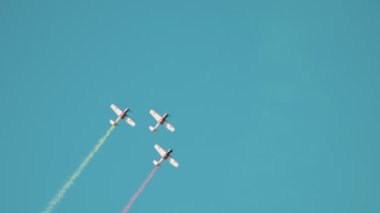 29 Ağustos 2019 Moskova, Rusya: Rus Hava Kuvvetleri - Mavi gökyüzünde uçan ve renkli duman ı serbest bırakan üç renkli askeri jet