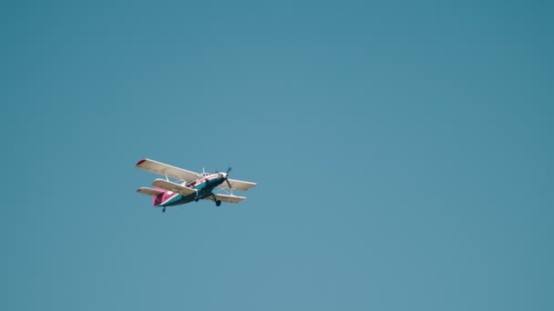 30 AGOSTO 2019 MOSCÚ, RUSIA: Fuerzas Aéreas Rusas - Un avión con hélice delantera volando en el cielo azul claro - EW - 537CD BORISFEN — Vídeos de Stock