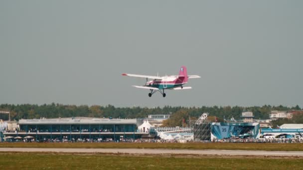 30 sierpnia 2019 Moskwa, Rosja: rosyjskie siły powietrzne-samolot z przednim śmigłem o wylądować na pasie startowym-EW-537cd Borisfen — Wideo stockowe