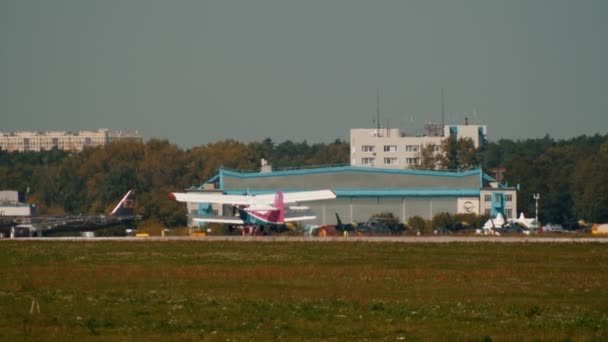 30 Ağustos 2019 Moskova, Rusya: Rus Hava Kuvvetleri - Ön pervaneli bir uçak piste yavaşça iniyor - Ew - 537cd Borisfen — Stok video