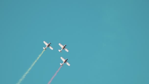 29 AGOSTO 2019 MOSCÚ, RUSIA: Fuerzas Aéreas Rusas - Tres coloridos aviones militares volando en el cielo azul y liberando el colorido humo — Vídeos de Stock